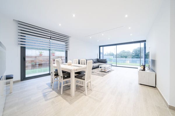 Salón comedor en vivienda moderna y saludable