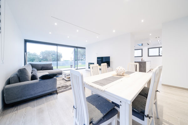 Salón comedor de 40m2 en vivienda unifamiliar sostenible