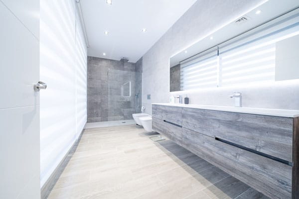 Lavabo en suite en vivienda unifamiliar de consumo nulo