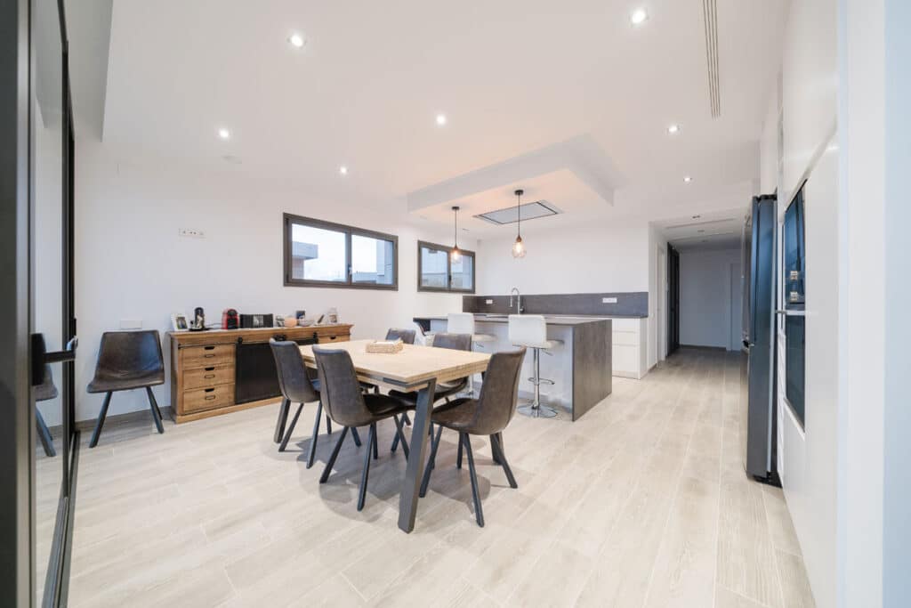 Cocina abierta con comedor de día en vivienda nueva moderna