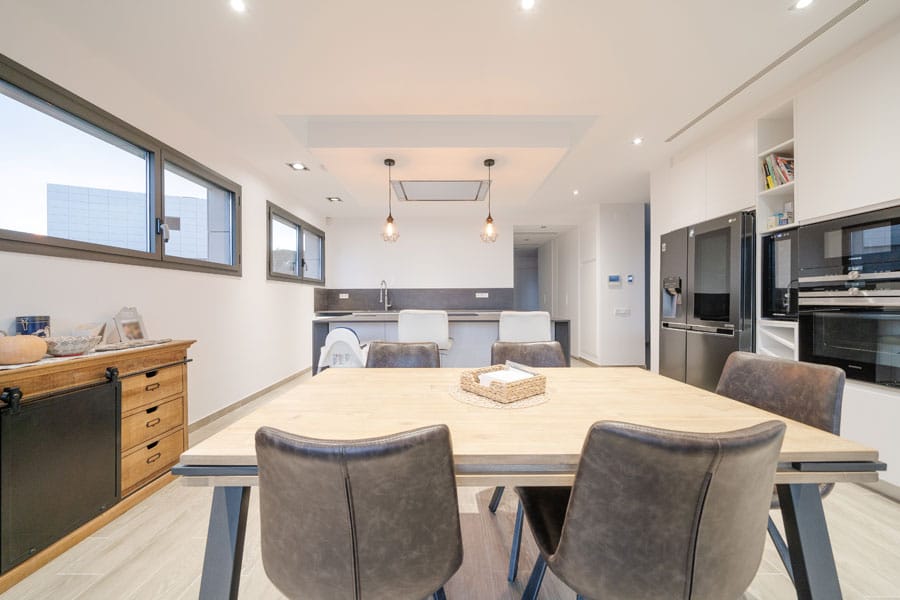 Cocina abierta con comedor de día en vivienda nueva moderna