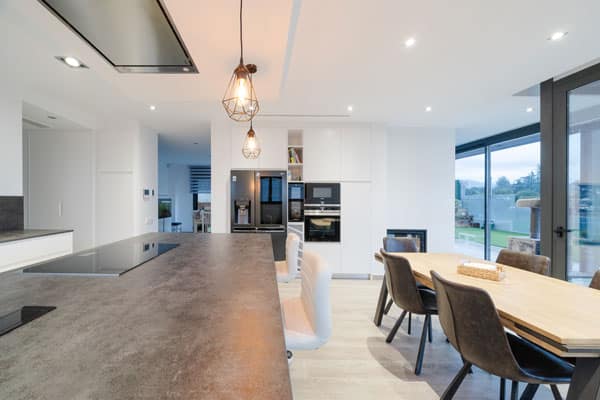 Cocina abierta con comedor de día en vivienda nueva moderna