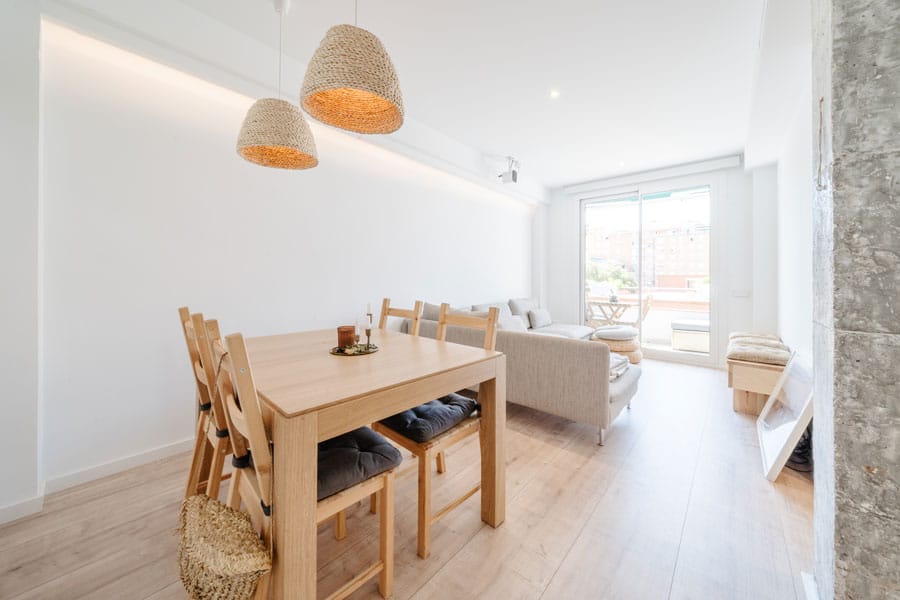 Salón comedor con pilar de hormigón visto en reforma integral en Barcelona