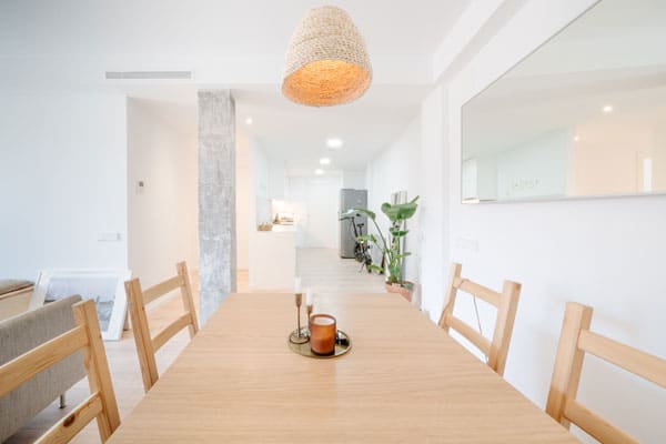 Comedor cocina con pilar de hormigón visto en reforma integral en Barcelona