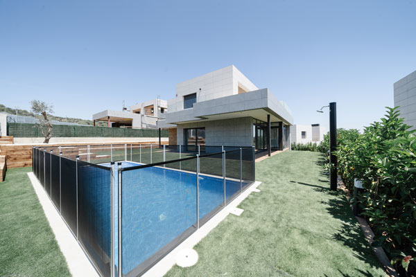 Jardín con piscina en casa eficiente