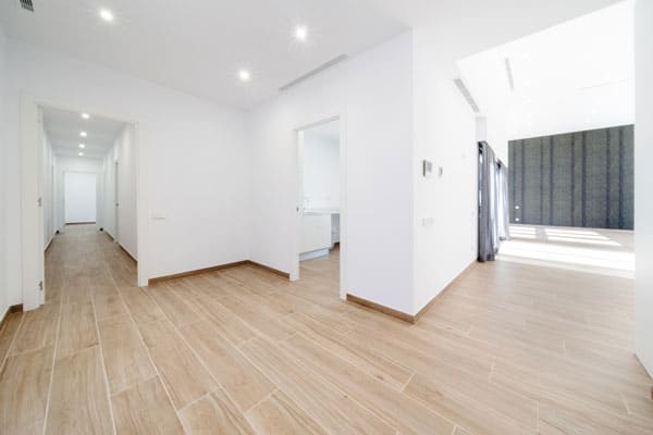 Recibidor en vivienda unifamiliar con piscina