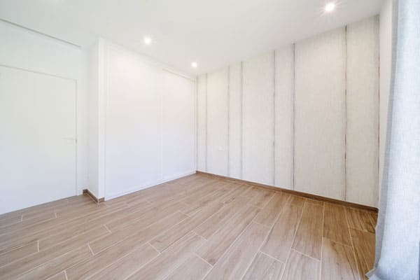 Habitación moderna con papel pintado y armario empotrado en casa eficiente