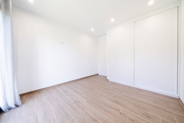 Habitación con armario empotrado en habitación moderna