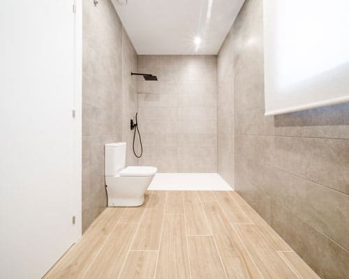Baño moderno en casa unifamiliar