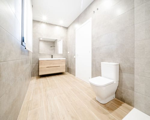 Baño completo en casa moderna
