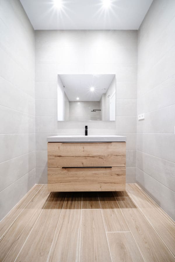 Lavabo moderno en casa eficiente