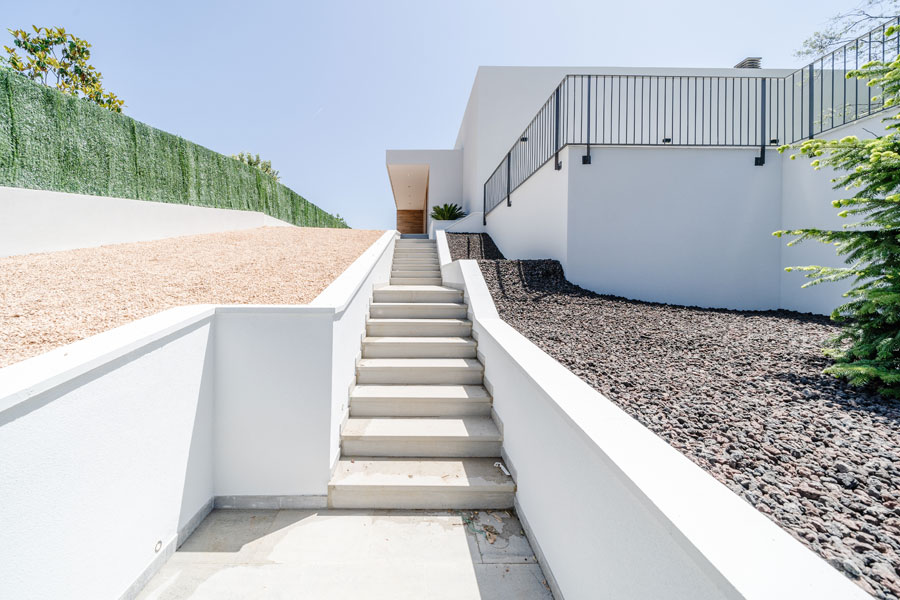 Escalera exterior acceso a chalet moderno