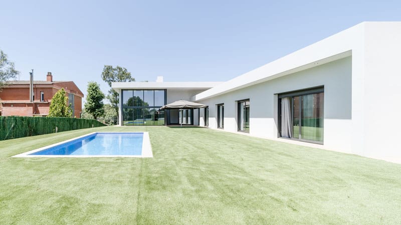 Vivienda unifamiliar moderna con hormigón celular