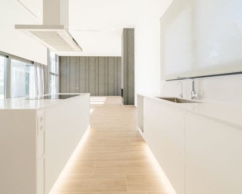 Cocina con isla en casa eficiente