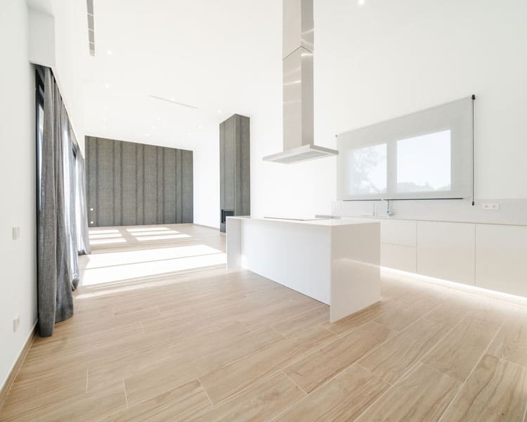 Cocina con isla en casa moderna
