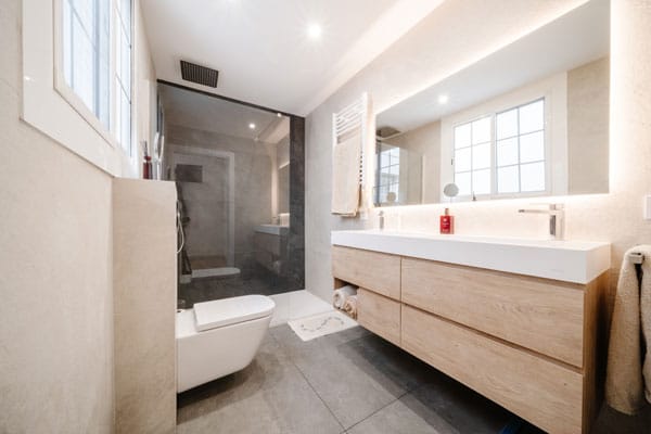 Baño en reforma integral en el barrio de Les Corts de Barcelona