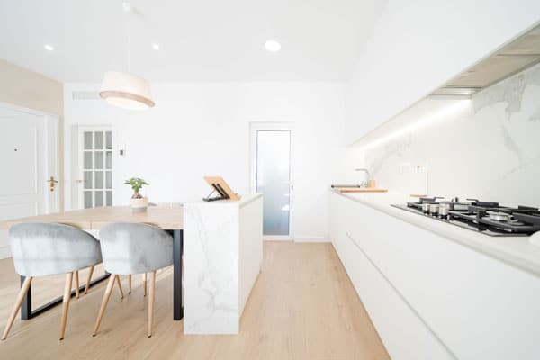 Cocina abierta en reforma integral en el barrio de Les Corts de Barcelona
