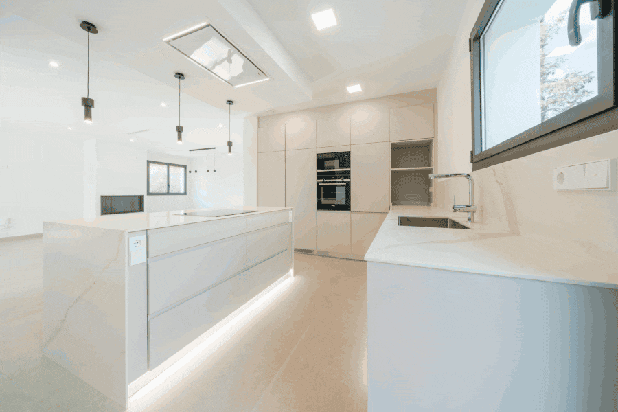 Cocina panelada con nevera y congelador independientes