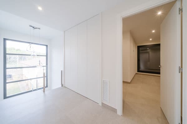 Distribuidor en planta piso con suite a la derecha