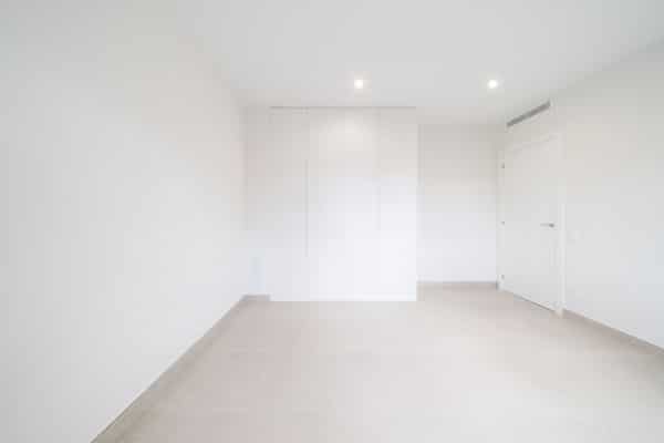 Habitación con armatio empotrado y retorno del aire acondicionado