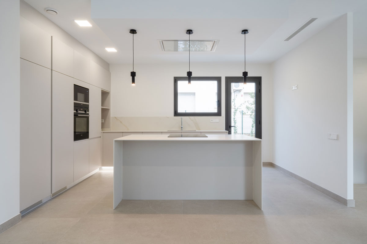 Cocina abierta con isla en vivienda moderna y eficiente