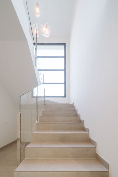 Escaleras en vivienda unifamiliar eficiente