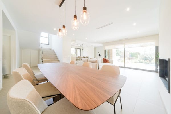 Comedor en casa positiva y eficiente con vistas al jardín y a la piscina