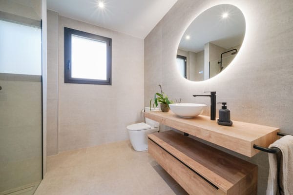 Lavabo completo en vivienda unifamiliar con piscina en Barcelona