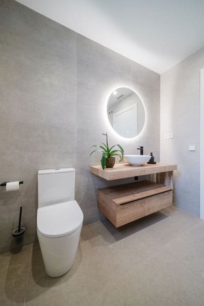 Lavabo moderno en vivienda unifamiliar sostenible en Barcelona (L'Ametlla del Vallès)