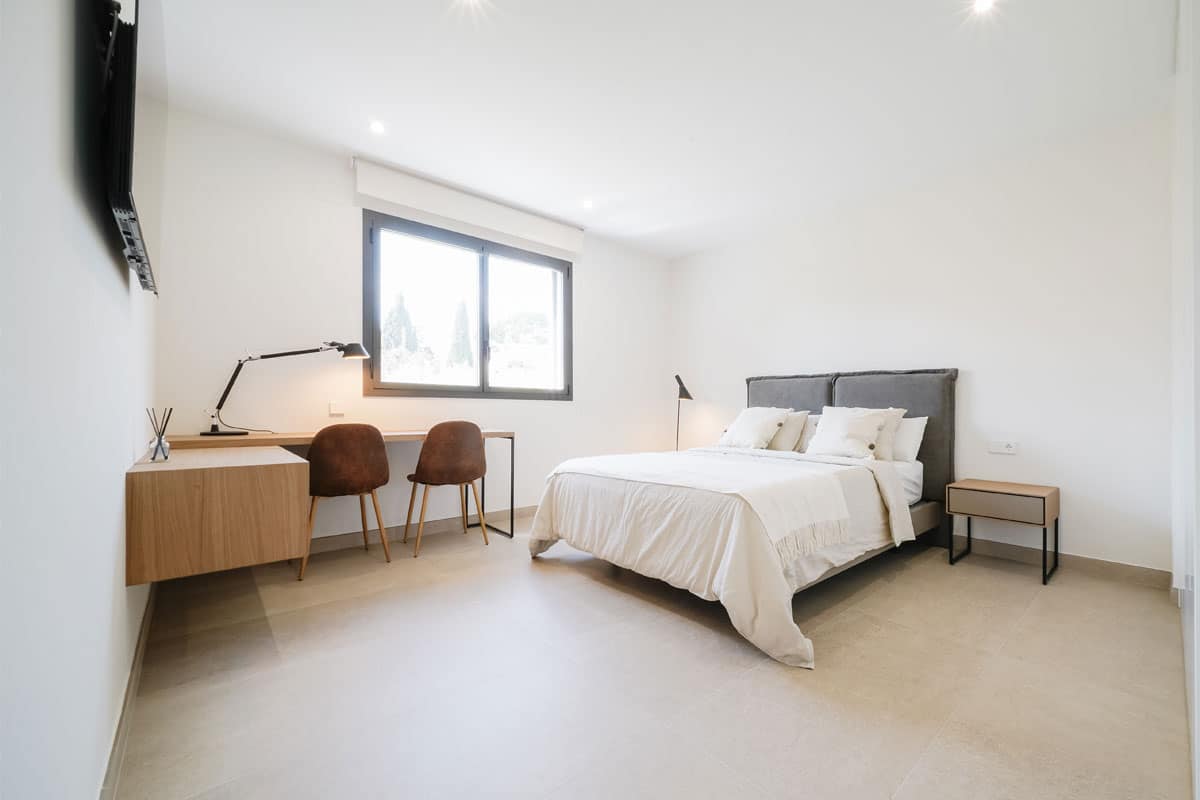Habitación doble con escritorio en casa positiva y eficiente