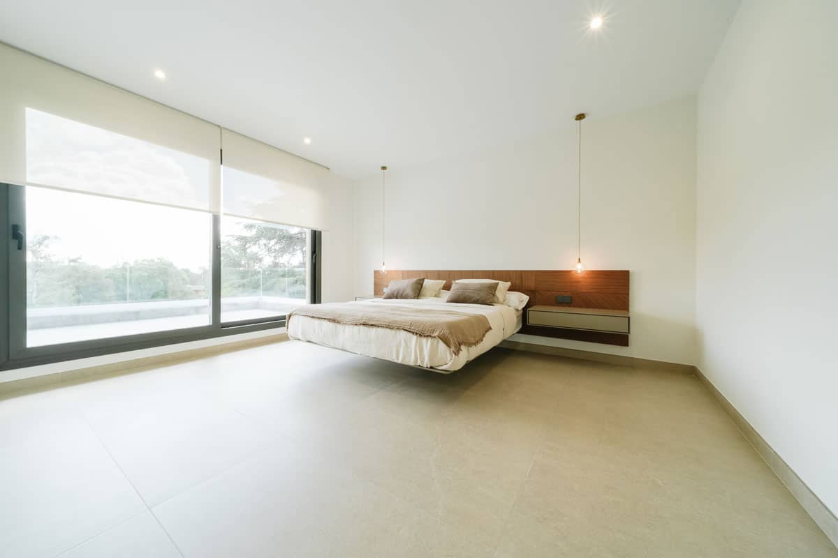 Habitación en suite en casa saludable con cama flotante