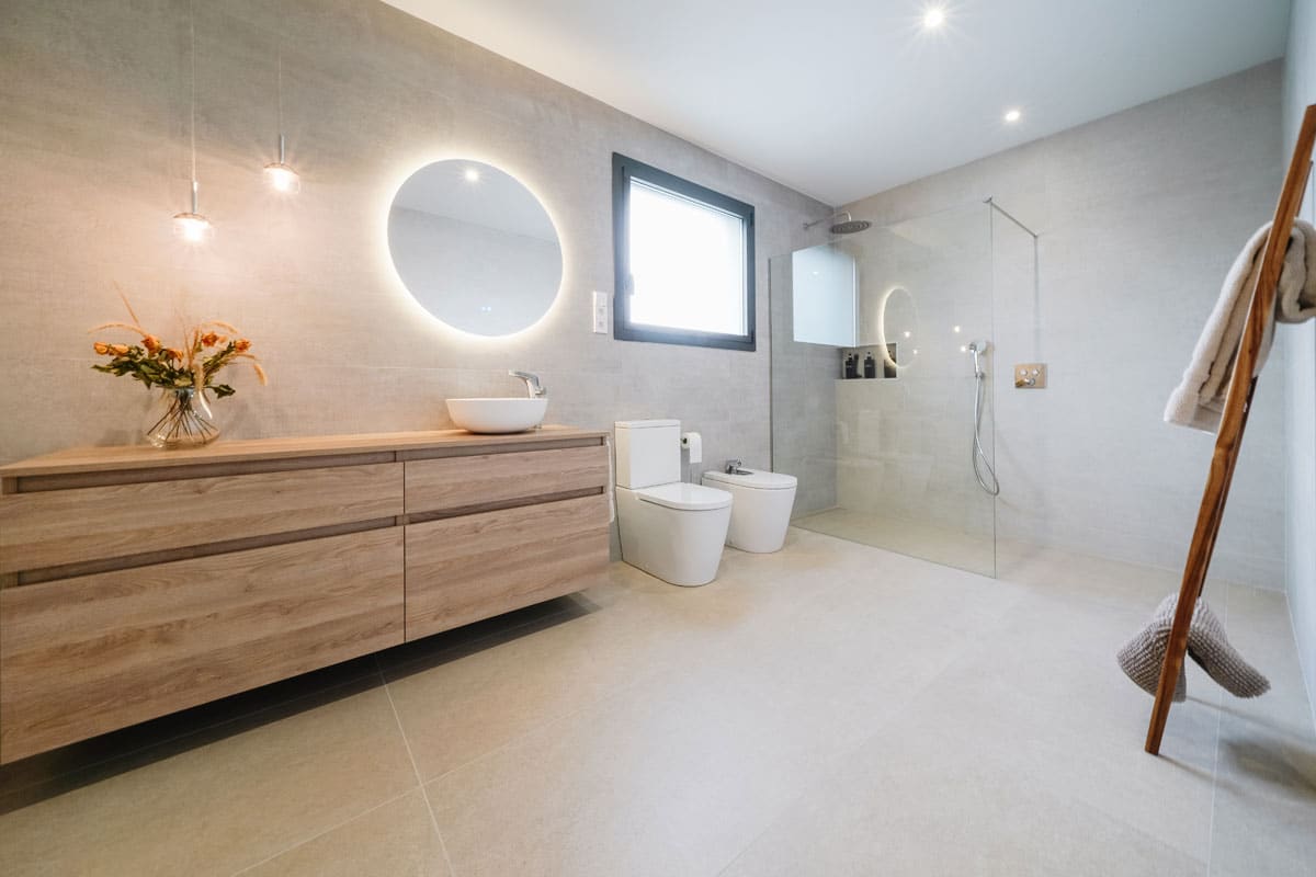 Baño moderno en habitación suite en vivienda unifamiliar eficiente en Barcelona