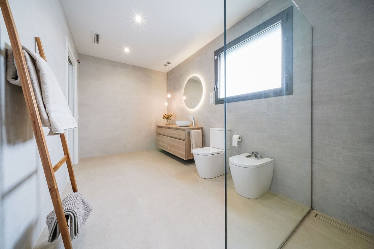 Lavabo moderno en habitación en suite en casa saludable y eficiente en Barcelona