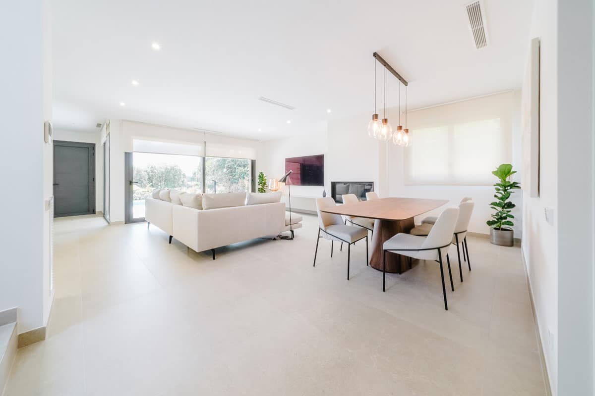 Salón-comedor con cocina abierta en vivienda unifamiliar con piscina