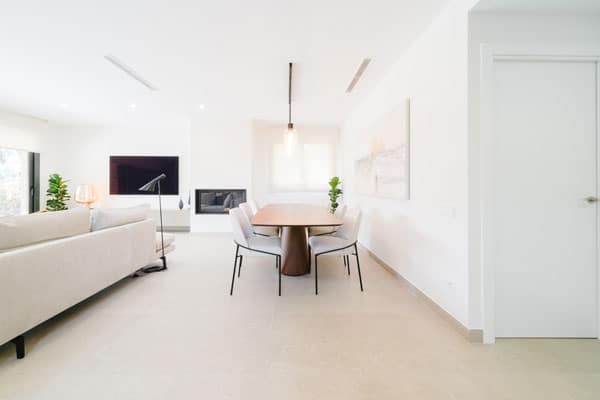 Comedor moderno en casa positiva y saludable