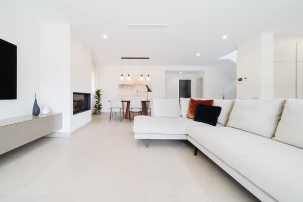 Salón comedor en vivienda unifamiliar con piscina