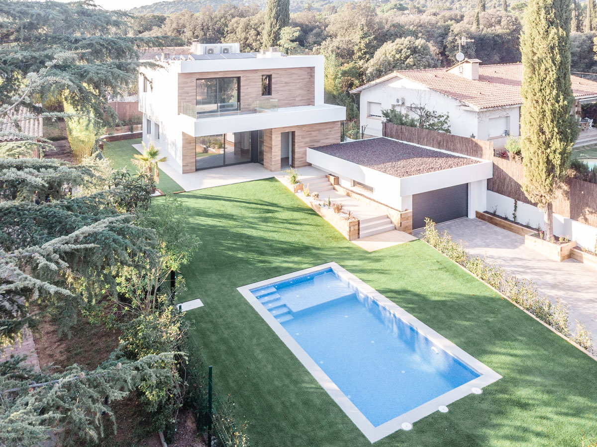 Foto aérea de vivienda unifamiliar eficiente con piscina