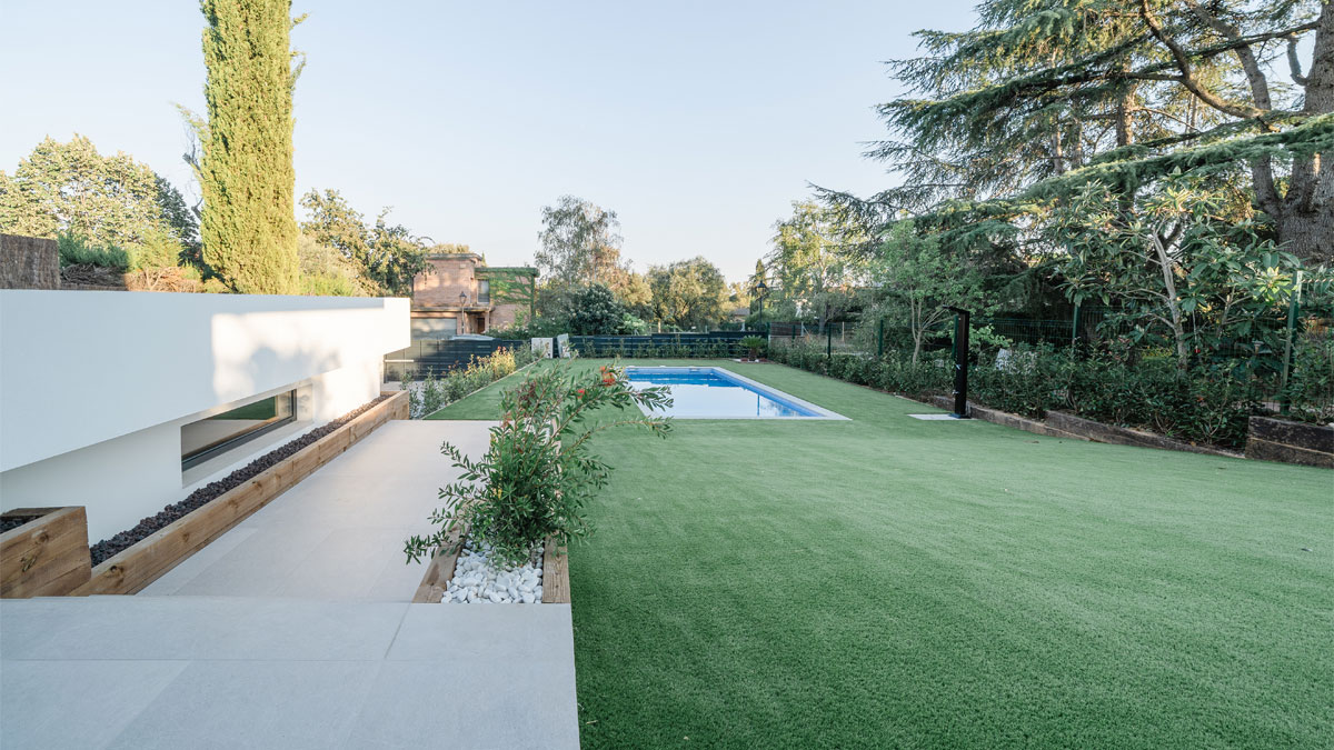 Jardín con piscina en vivienda unifamiliar saludable