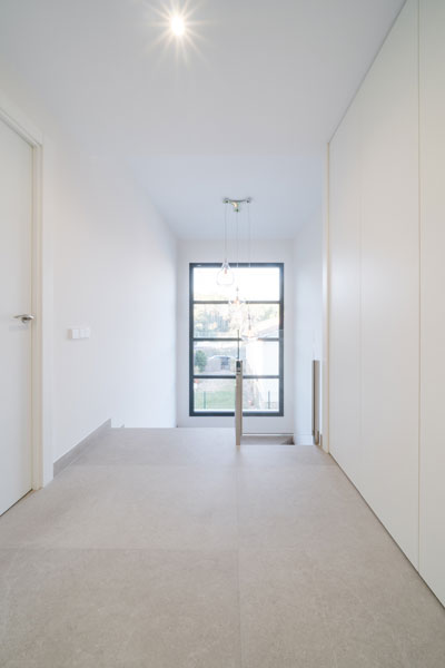 Escalera con ventanal en vivienda unifamiliar sostenible