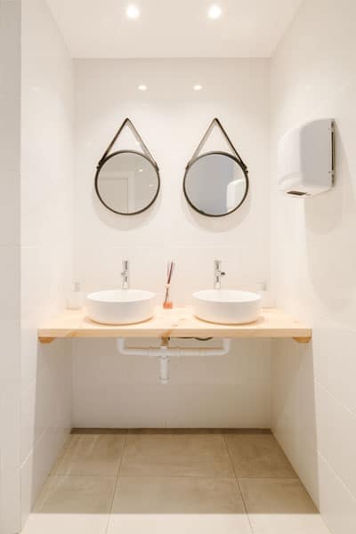 Lavabo en reforma integral de bar con intervención estructural