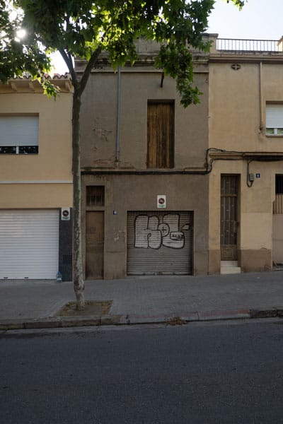 Antes de fachada reformada de vivienda en Sabadell tras un proyecto de cambio