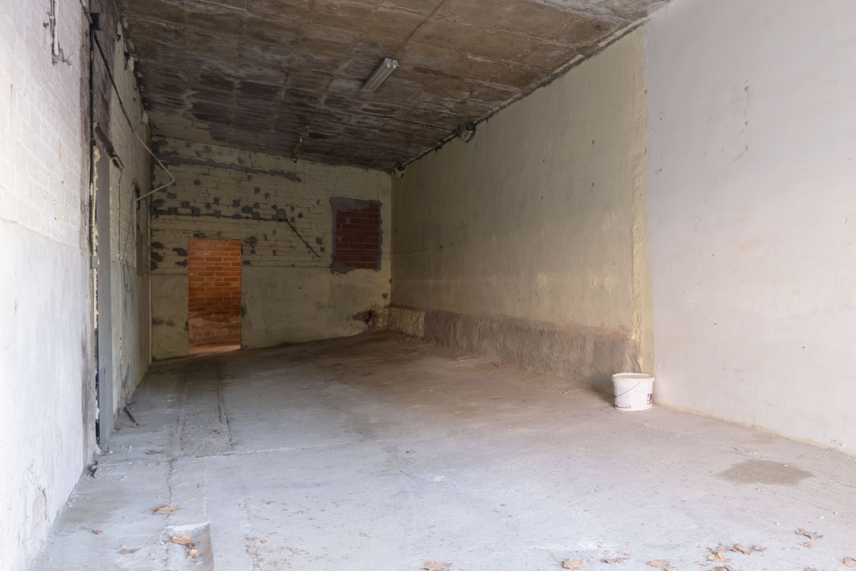Antiguo espacio en Sabadell antes de la reforma y cambio de uso, con paredes deterioradas, techo de hormigón visto y sin acondicionar