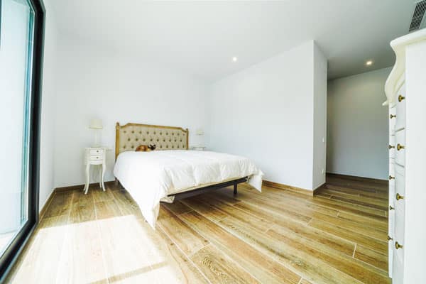 Dormitorio principal amplio y sano, diseñado con materiales respetuosos con las personas y el medio ambiente.