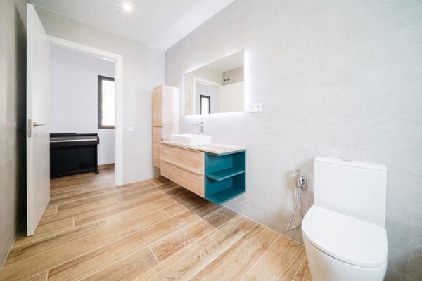 Baño amplio de líneas modernas en vivienda saludable en l’Ametlla del Vallès, diseñado para ofrecer bienestar y eficiencia energética.
