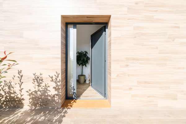 Puerta de entrada de vivienda en l’Ametlla del Vallès, construida con hormigón celular, un hogar eficiente y saludable con diseño moderno.