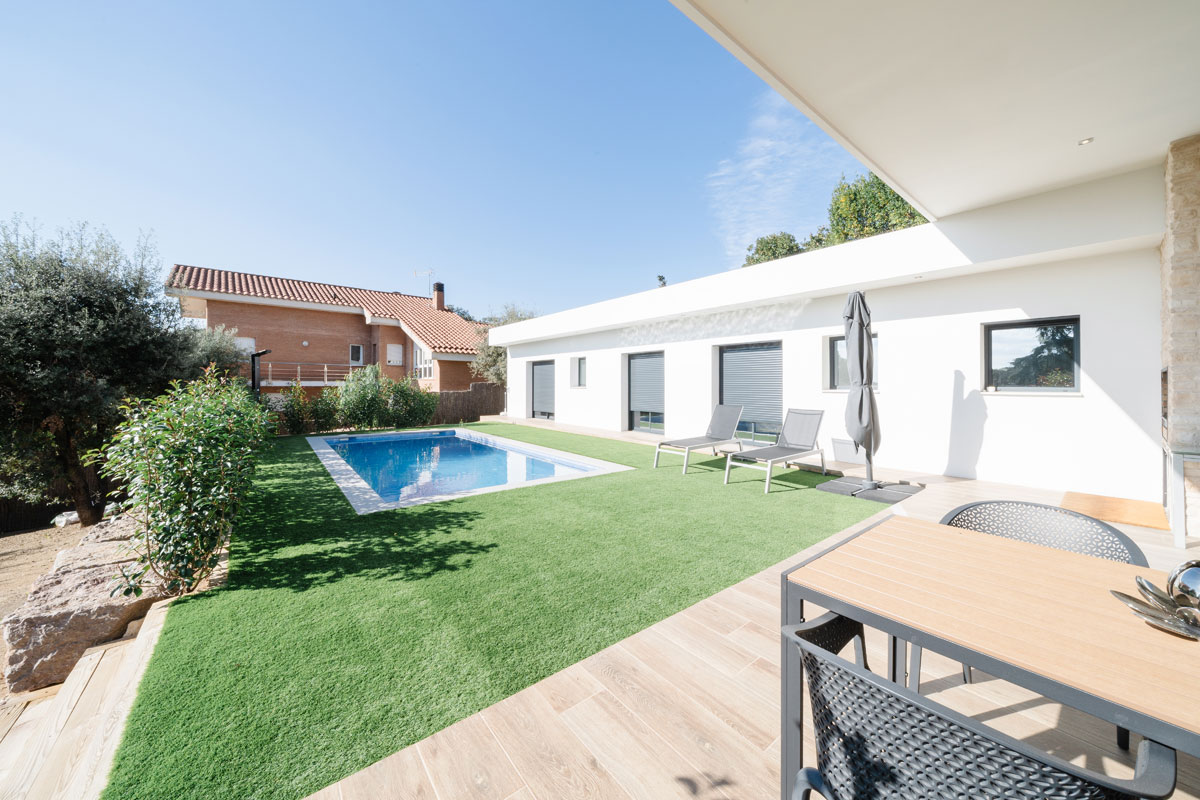 Casa eficiente de hormigón celular en l’Ametlla del Vallès, con piscina y espacios exteriores que combinan confort moderno y sostenibilidad.