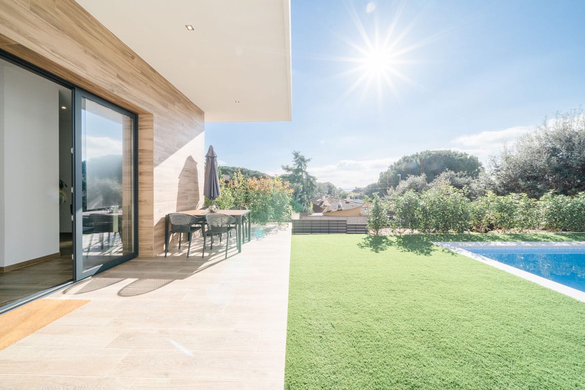 Terraza y jardín de vivienda unifamiliar en l’Ametlla del Vallès, un hogar saludable diseñado para el bienestar y la conexión con el entorno.