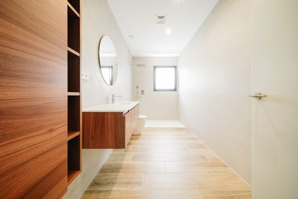 Baño moderno de vivienda saludable en l’Ametlla del Vallès, con diseño minimalista y materiales eficientes que favorecen el confort diario.