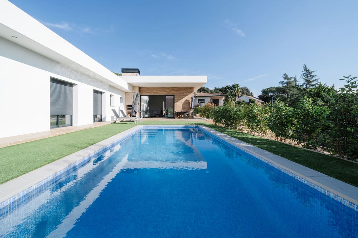 Piscina junto a vivienda unifamiliar eficiente y saludable en l’Ametlla del Vallès, construida con hormigón celular para ofrecer confort, sostenibilidad y bienestar en el día a día.