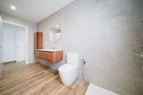 Baño con estilo natural y sostenible en casa eficiente de hormigón celular, un espacio pensado para la salud y el cuidado de las personas.